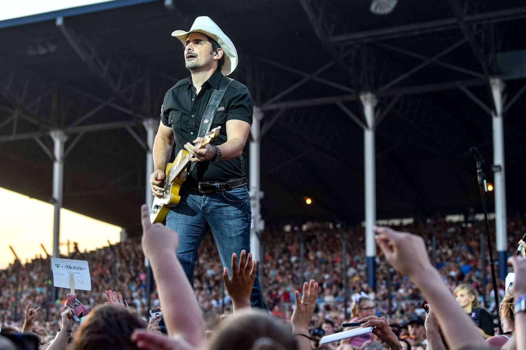 080519-mda-nws-bradpaisley-050a.jpg